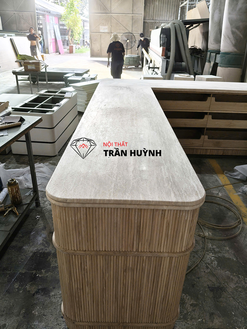 Thi Công Đá Travertine Tự Nhiên Cho Quầy Dịch Vụ Sân Bay Cam Ranh Nha Trang